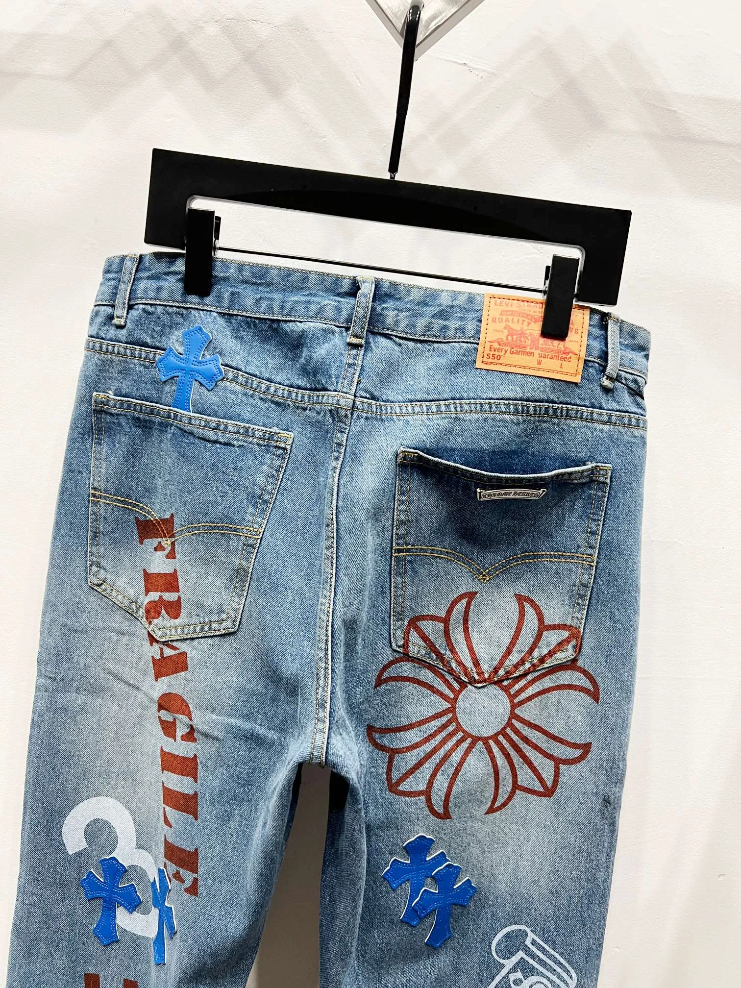 P250 Style Number: (K1020) Chrome Hearts Chrome Hearts high-end limited edition jeans exude uninhibited personality and unique charm. Every wear and tear is carefully designed to present a unique artistic feel. Made of imported denim fabric, which has undergone heavy industrial washing and destruction treatment, the trousers show a super cool effect on the upper body, allowing you to dominate the fashion stage.  This is more than just a pair of jeans, it is an expression of attitude. With its unique design concept and ultimate pursuit of details, Croxin breaks traditional boundaries and defines the jeans trend in the new era. The trousers are made of double-layer woven fabric and matched with customized hardware, showing an incomparably beautiful and unique style, making every wearer the focus of fashion. Imported denim fabric, super heavy-duty washed and damaged, the upper body is super cool! Customized hardware, incomparably good-looking model. The production process is difficult. It has a high-street feel. Color: blue Size: S M L XL
